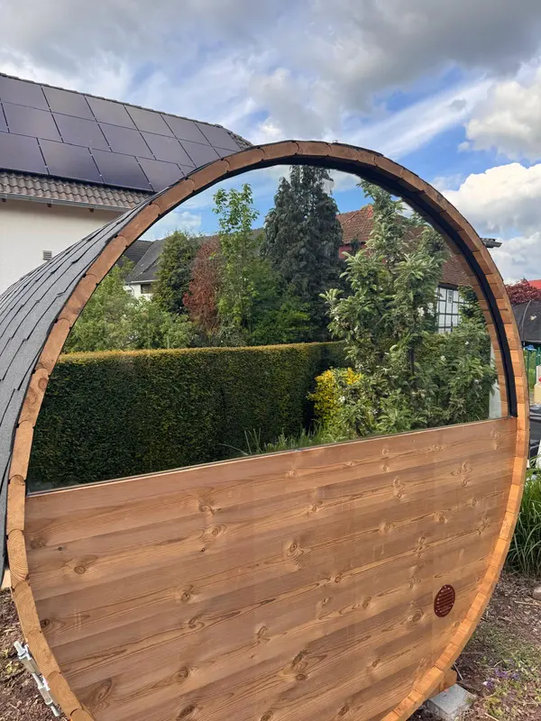 Panoramafenster einer Fasssauna