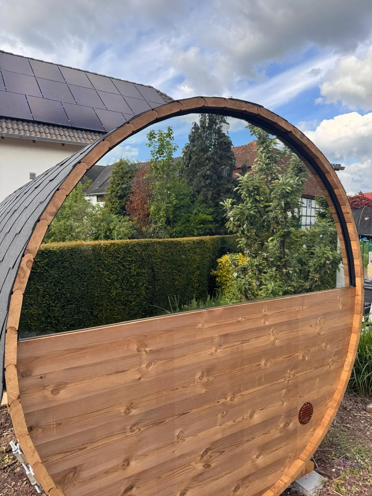 Detail einer montierten Fasssauna mit Panoramafenster