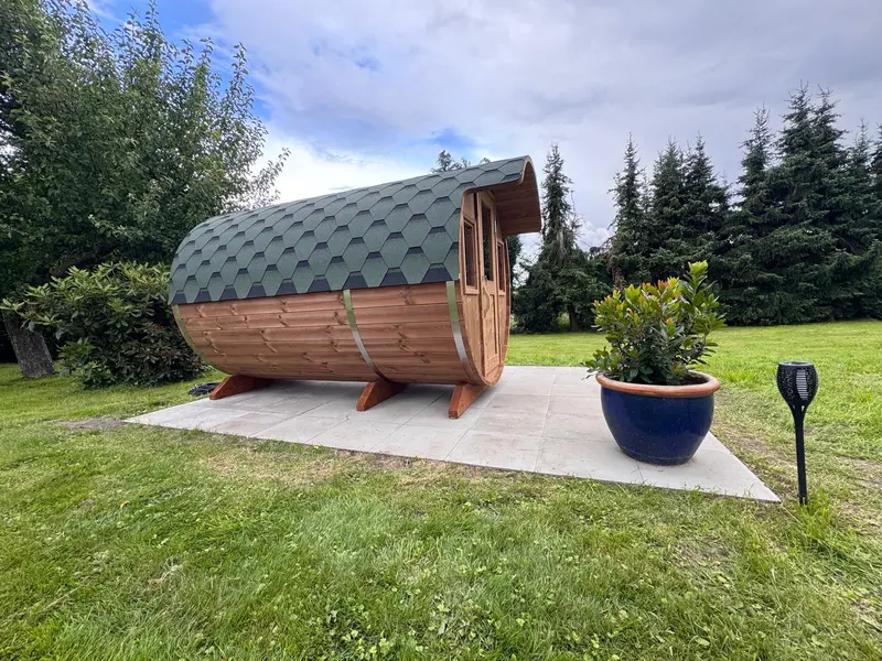 Fasssauna im Garten